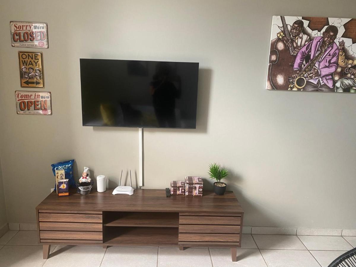 Lovely Rosebank 1-Bedroom Condo With Pool & Cinema Johannesburg Eksteriør bilde
