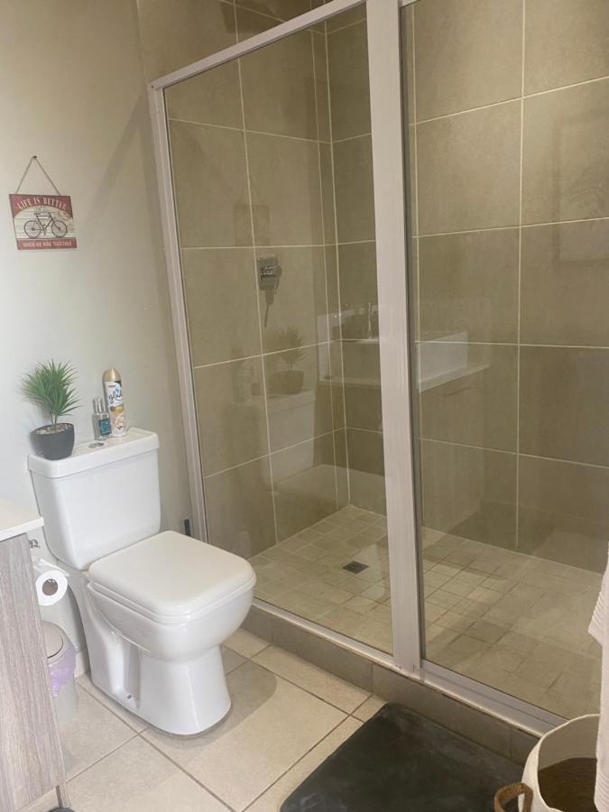 Lovely Rosebank 1-Bedroom Condo With Pool & Cinema Johannesburg Eksteriør bilde