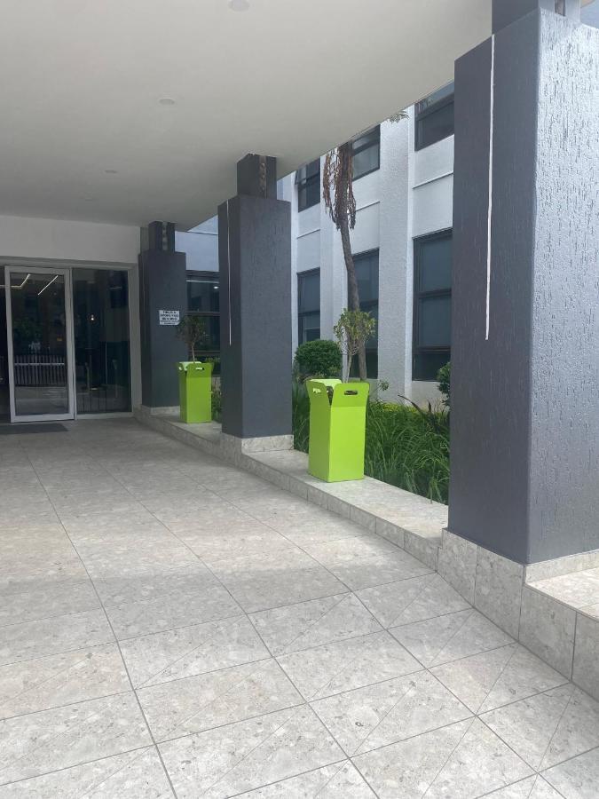 Lovely Rosebank 1-Bedroom Condo With Pool & Cinema Johannesburg Eksteriør bilde