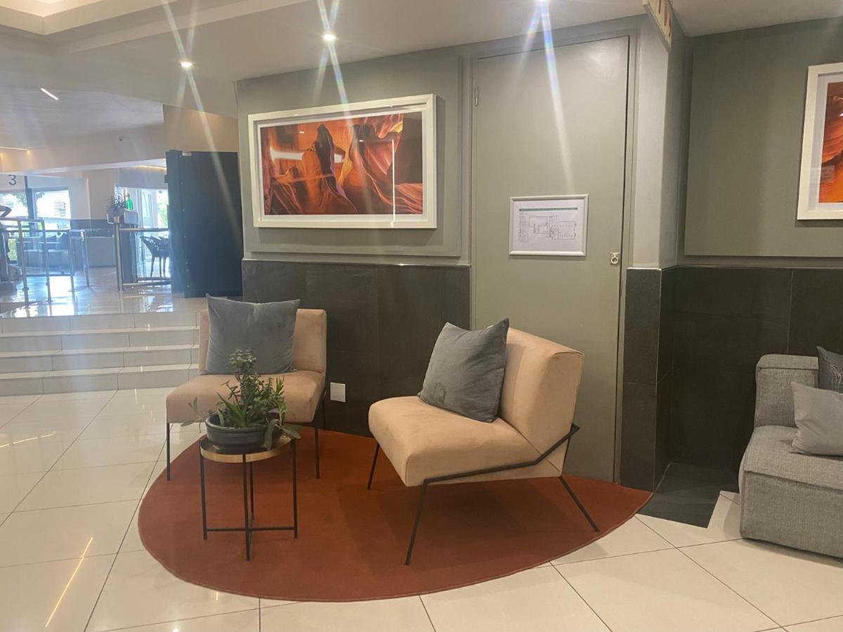 Lovely Rosebank 1-Bedroom Condo With Pool & Cinema Johannesburg Eksteriør bilde