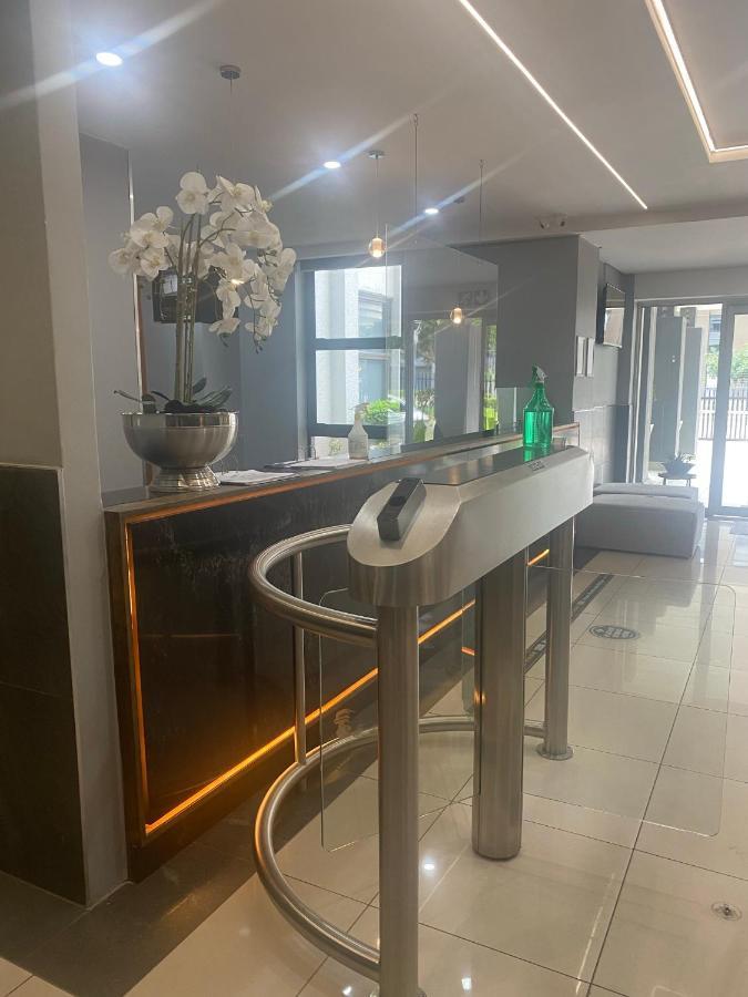 Lovely Rosebank 1-Bedroom Condo With Pool & Cinema Johannesburg Eksteriør bilde