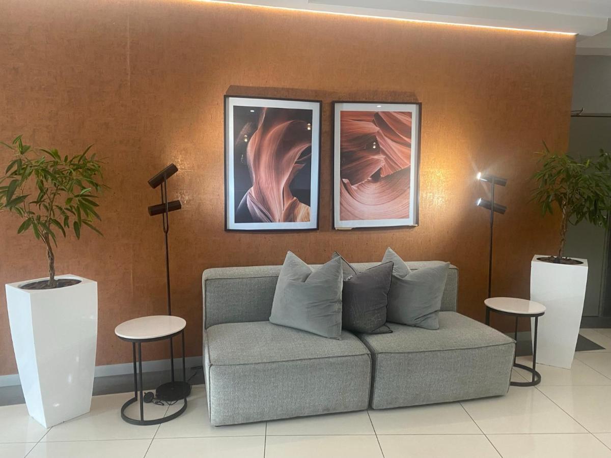 Lovely Rosebank 1-Bedroom Condo With Pool & Cinema Johannesburg Eksteriør bilde
