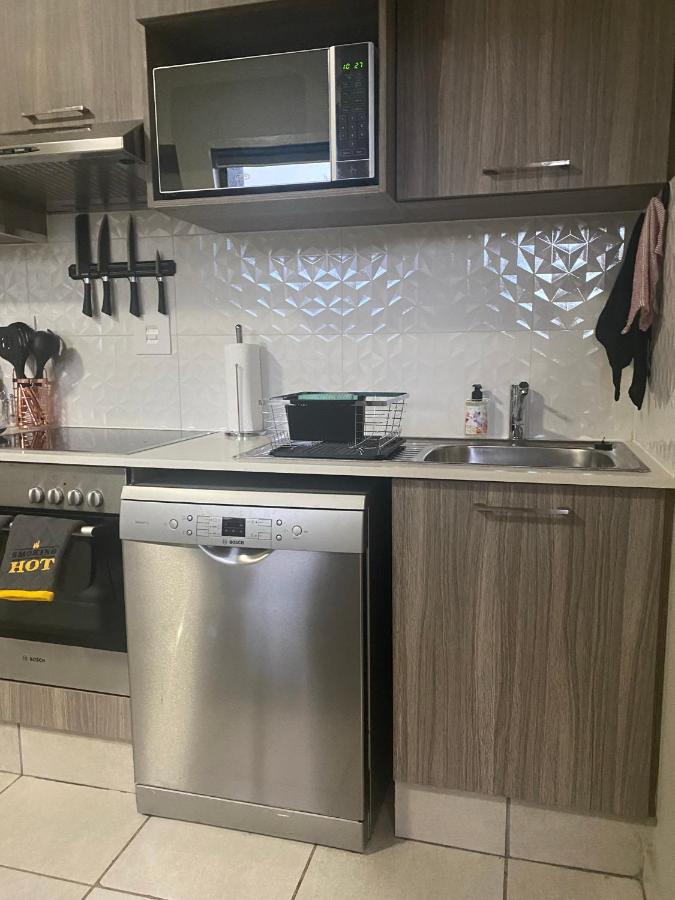 Lovely Rosebank 1-Bedroom Condo With Pool & Cinema Johannesburg Eksteriør bilde