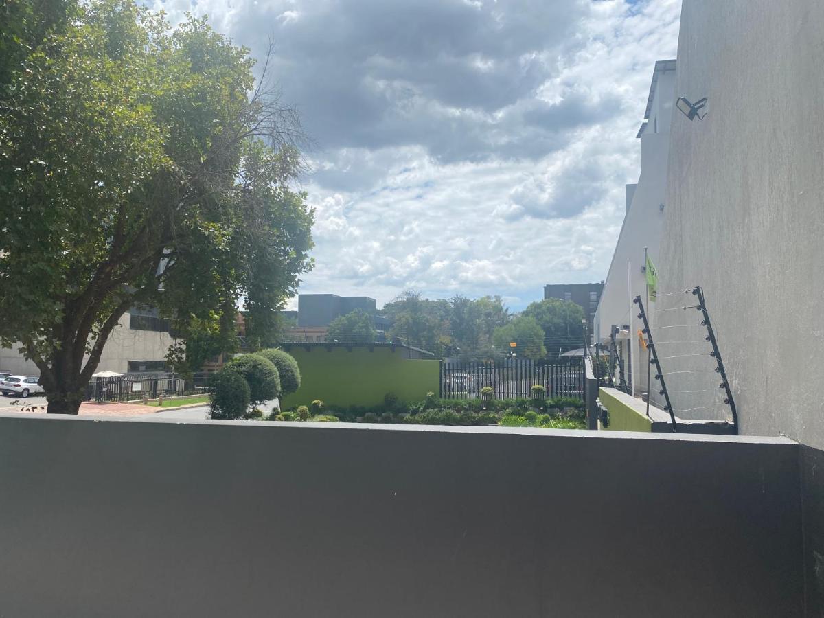 Lovely Rosebank 1-Bedroom Condo With Pool & Cinema Johannesburg Eksteriør bilde