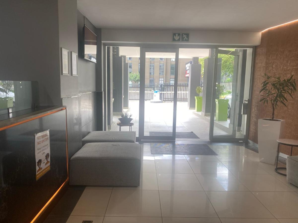 Lovely Rosebank 1-Bedroom Condo With Pool & Cinema Johannesburg Eksteriør bilde