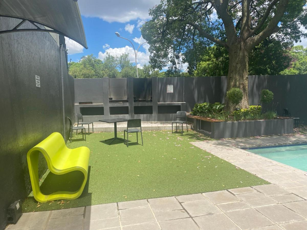 Lovely Rosebank 1-Bedroom Condo With Pool & Cinema Johannesburg Eksteriør bilde