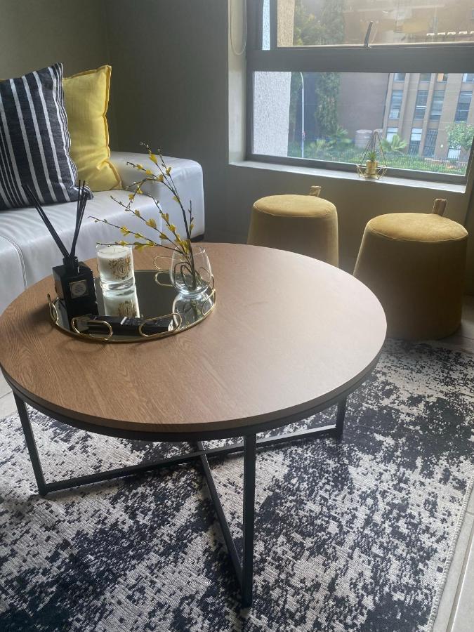 Lovely Rosebank 1-Bedroom Condo With Pool & Cinema Johannesburg Eksteriør bilde