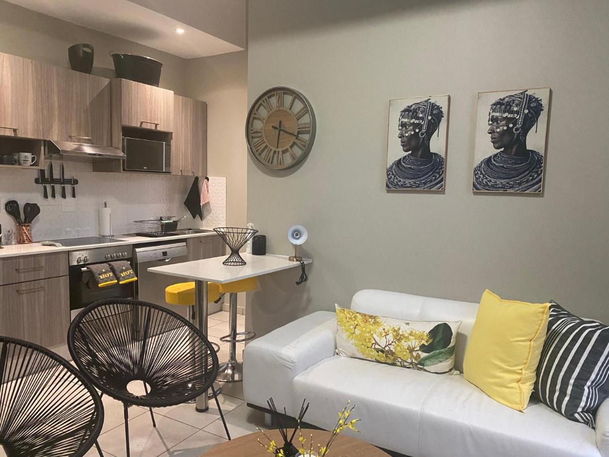 Lovely Rosebank 1-Bedroom Condo With Pool & Cinema Johannesburg Eksteriør bilde