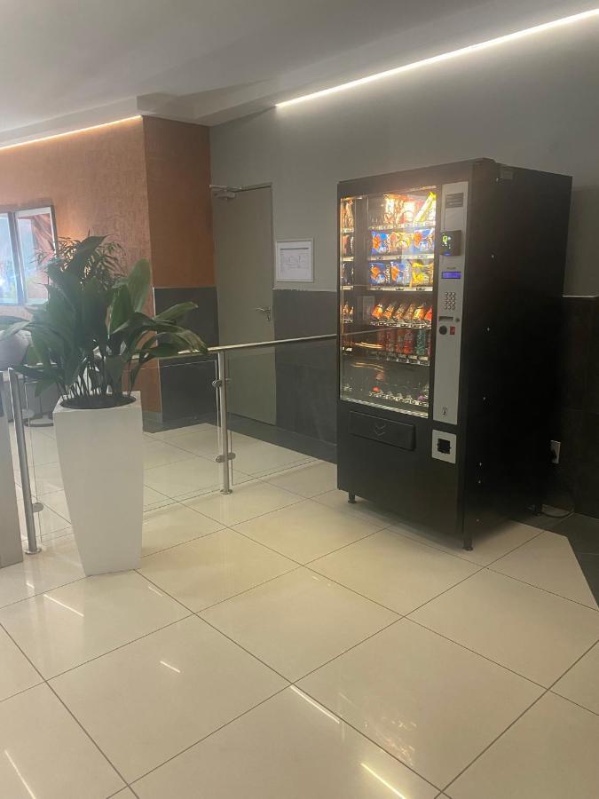 Lovely Rosebank 1-Bedroom Condo With Pool & Cinema Johannesburg Eksteriør bilde