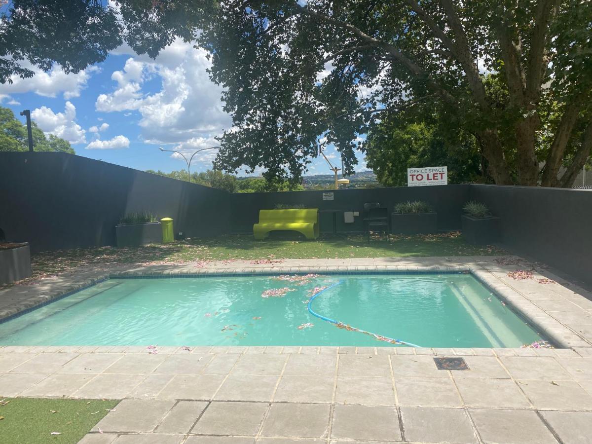 Lovely Rosebank 1-Bedroom Condo With Pool & Cinema Johannesburg Eksteriør bilde