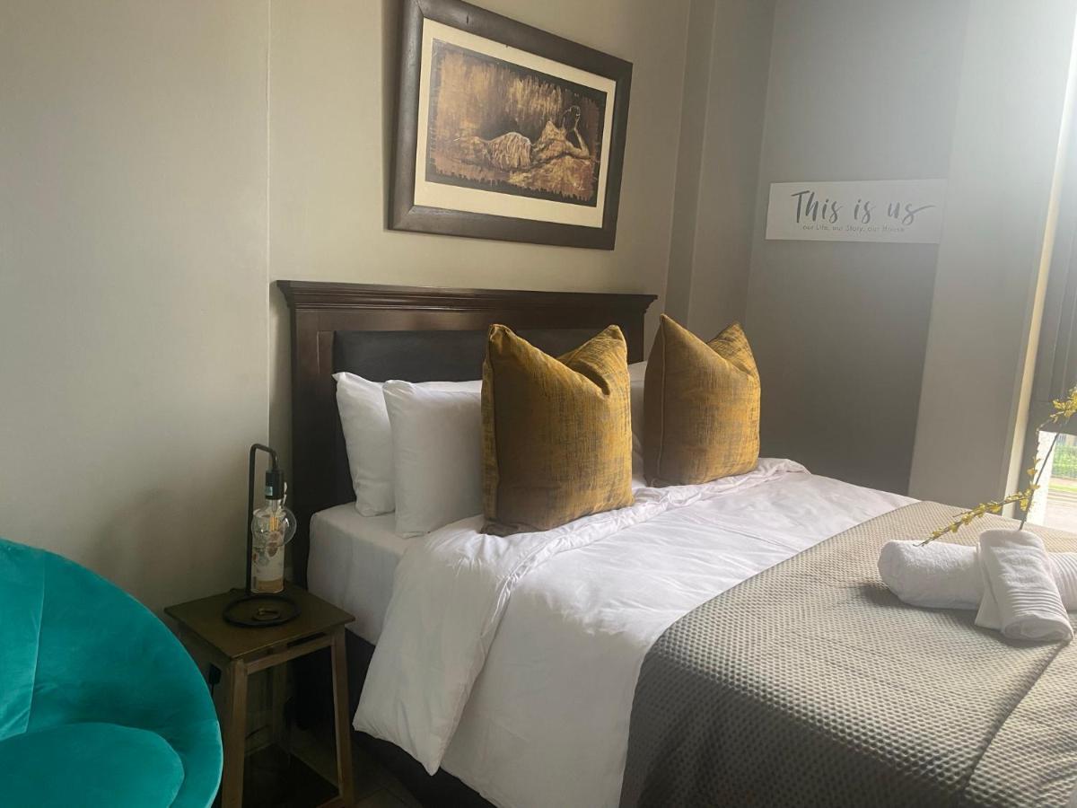 Lovely Rosebank 1-Bedroom Condo With Pool & Cinema Johannesburg Eksteriør bilde