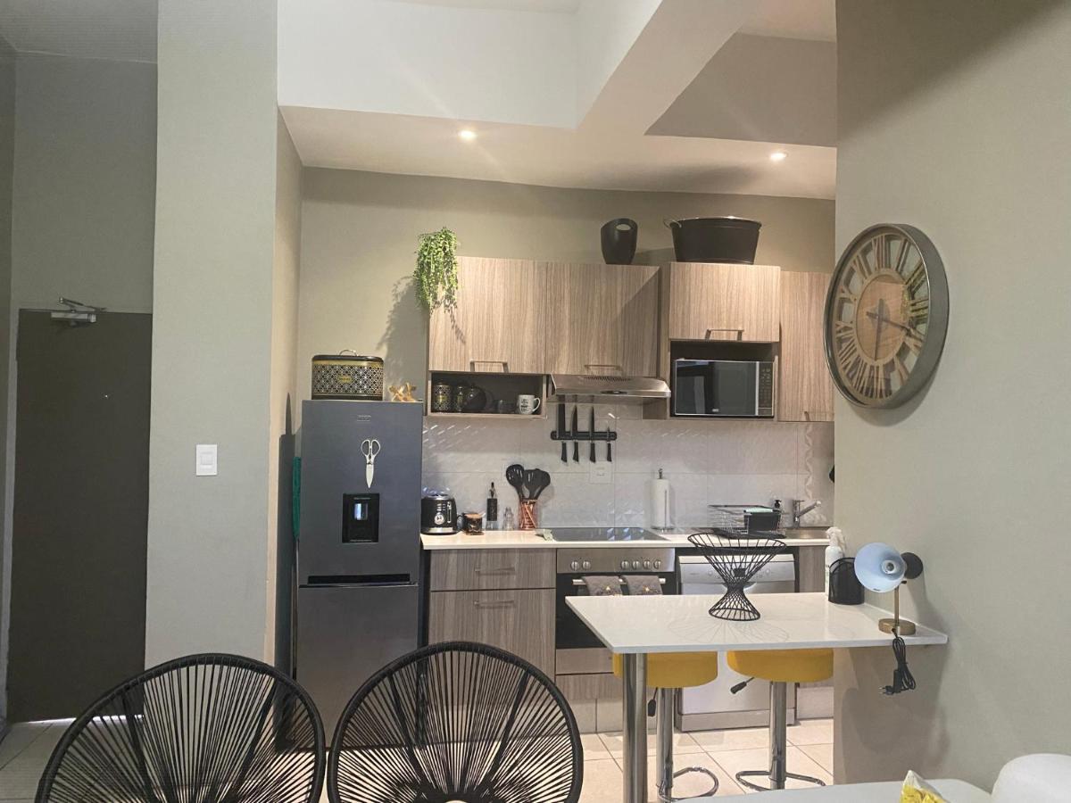 Lovely Rosebank 1-Bedroom Condo With Pool & Cinema Johannesburg Eksteriør bilde