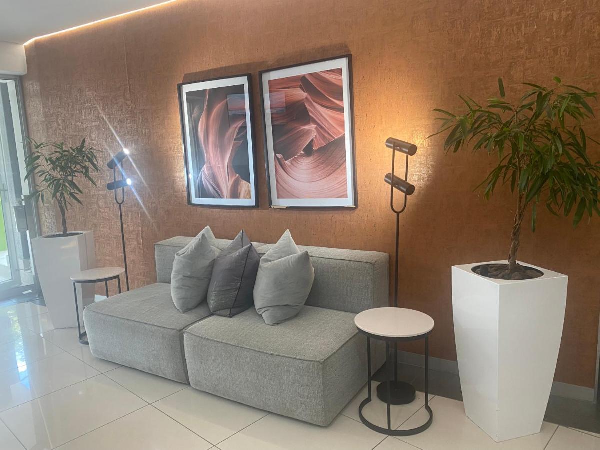 Lovely Rosebank 1-Bedroom Condo With Pool & Cinema Johannesburg Eksteriør bilde
